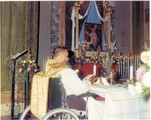 Puianello 8 Settembre 1969 - p. Raffaele celebra la messa davanti l'immagine della B.V. della Salute (dipinta da Gilda Cavedoni Mori) che sarà collocata nella chiesa del Villaggio Ghirlandina